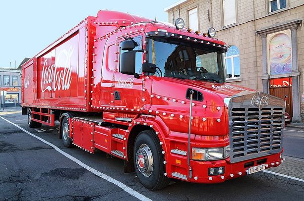 Il Natale 2020 regala a Torino e dintorni il passaggio del mitico camion della Coca Cola (per beneficenza)
