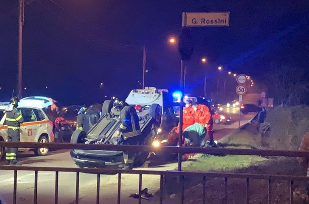 Domenica nera sulla strade del Varesotto: due giovani feriti nell'auto ribaltata a Bisuschio. Doppio incidente a Luino, muore motociclista Domenica nera sulla strade del Varesotto: due giovani feriti nell'auto ribaltata a Bisuschio. Doppio incidente a Luino, muore motociclista