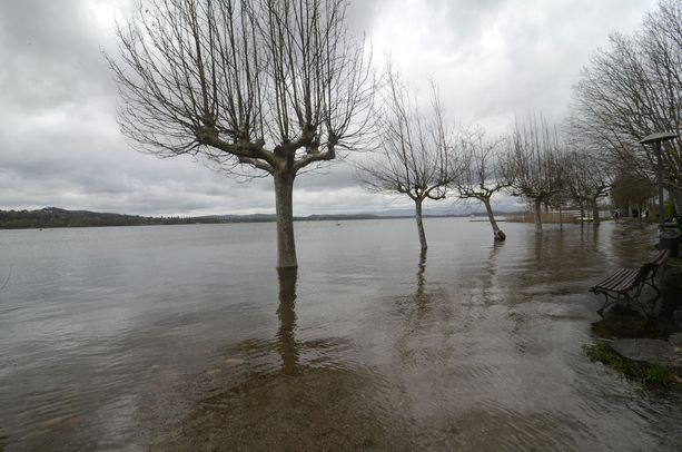 FOTO. Una Pasquetta alla Schiranna sul lago in piena cercando la primavera che si fa attendere. È la dura legge del Luna Park?