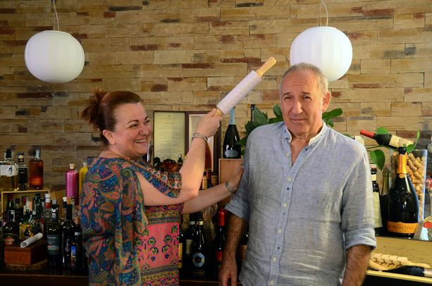 VARESE DALLA VETRINA/23. Franco, Lina e quel Mattarello che da trent'anni &quot;stende&quot; i varesini con genuinità e semplicità. «Il nuovo dehors esterno e la zona pedonale attirano anche i giovani»