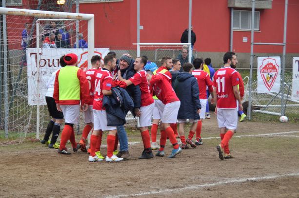 FOTO E VIDEO. Il Città di Varese ipoteca il campionato (1-0). Bettinelli: «Che attaccamento i tifosi. La squadra della città dovrebbe giocare al Franco Ossola»
