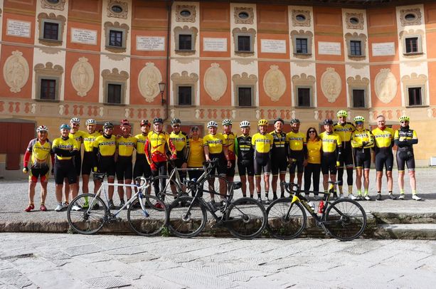 Quei venti "ragazzini" partiti da Varese sono arrivati a Roma. La benzina? Passione, amicizia, ciclismo e... Pavarin Quei venti "ragazzini" partiti da Varese sono arrivati a Roma. La benzina? Passione, amicizia, ciclismo e... Pavarin