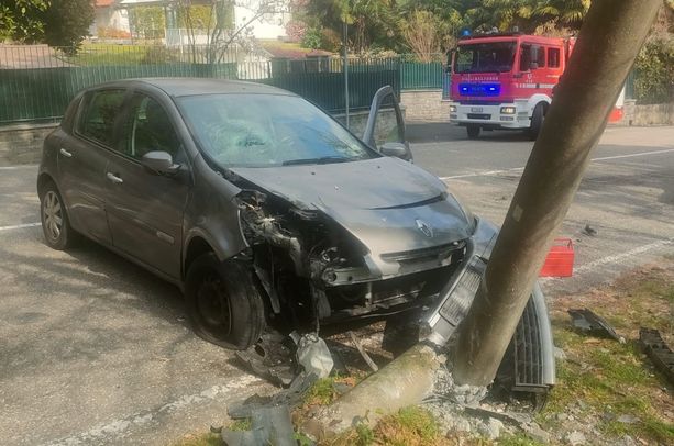 FOTO. Va a sbattere con l'auto contro un palo della luce: ferito a Varese un 55enne