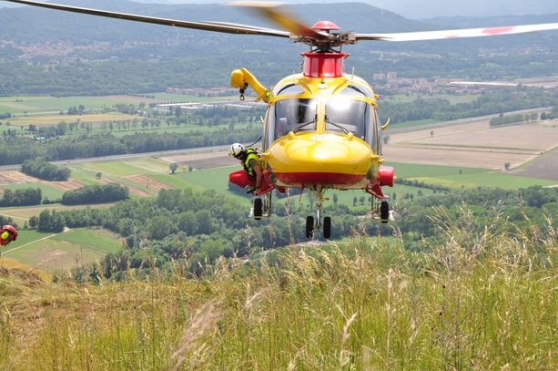 Elisoccorso a Canelli per cercare di salvare la vita di un ottantenne caduto da un albero Elisoccorso a Canelli per cercare di salvare la vita di un ottantenne caduto da un albero