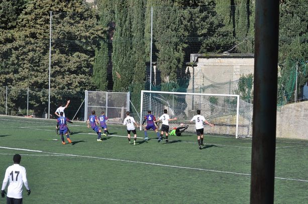 Genova, arbitro aggredito durante una partita di Terza Categoria, il presidente: "Gesto ingiustificabile, stagione finita per i miei tesserati coinvolti" Genova, arbitro aggredito durante una partita di Terza Categoria, il presidente: "Gesto ingiustificabile, stagione finita per i miei tesserati coinvolti"