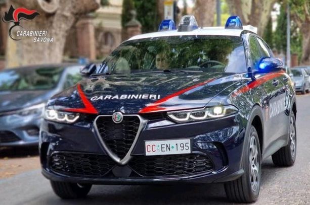Savona, sorpresi dai carabinieri a rubare in un deposito di materiale edile: tre arresti