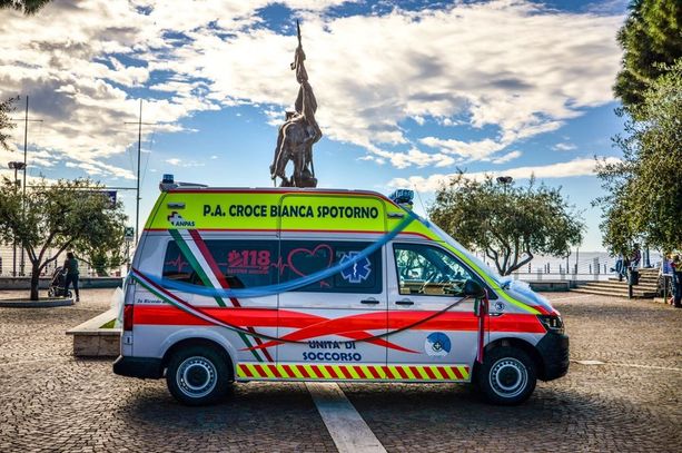 Finisce a terra con la moto, incidente tra Vezzi Portio e Voze: codice rosso al Santa Corona