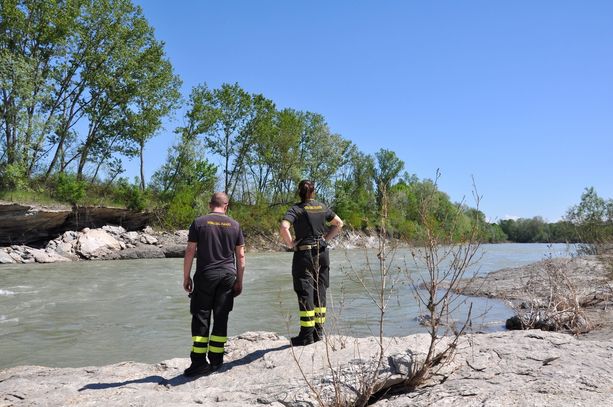 Proseguono le ricerche di Abdou: lungo il Tanaro droni e squadre di sommozzatori arrivati da Bologna e Firenze Proseguono le ricerche di Abdou: lungo il Tanaro droni e squadre di sommozzatori arrivati da Bologna e Firenze