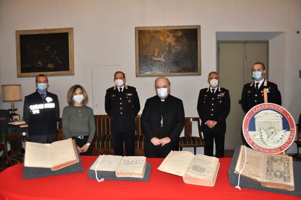 Alba, restituiti alla Diocesi quattro libri antichi trafugati dalla Biblioteca del Seminario