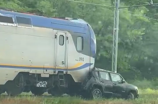 Treno travolge auto sulla linea ferroviaria Alba-Bra. Nessun ferito, traffico in tilt [FOTO E VIDEO]