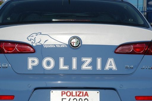 Finisce con l'auto contro un lampione, la polizia lo trova ubriaco: denunciato un 28enne Finisce con l'auto contro un lampione, la polizia lo trova ubriaco: denunciato un 28enne