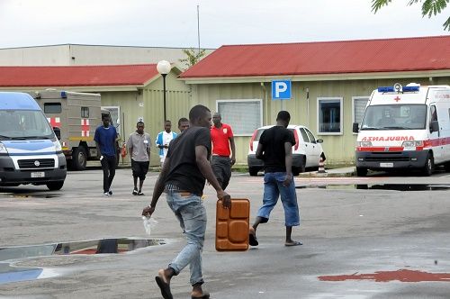 Migranti positivi al Covid a Settimo: partiti i trasferimenti in un'altra struttura