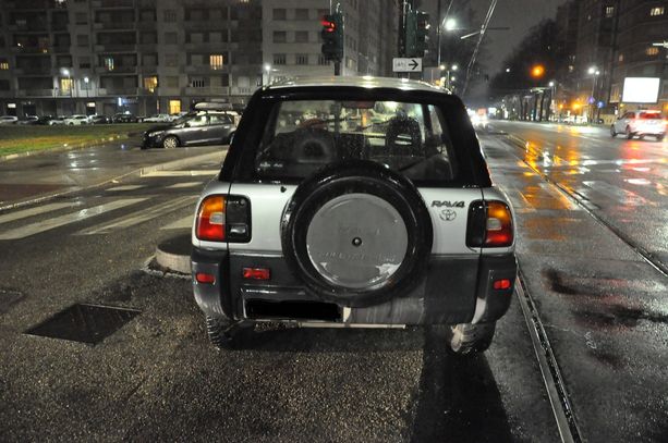 Perde il controllo dell'auto e abbatte alcuni cartelli stradali in corso Re Umberto: morto un 65enne