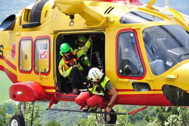 Incidente con ribaltamento: elisoccorso in azione a Sesto Calende Incidente con ribaltamento: elisoccorso in azione a Sesto Calende