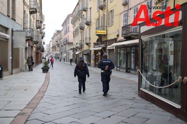 Bimba si perde in mezzo alla folla in via Garibaldi. Trovata dalla polizia locale