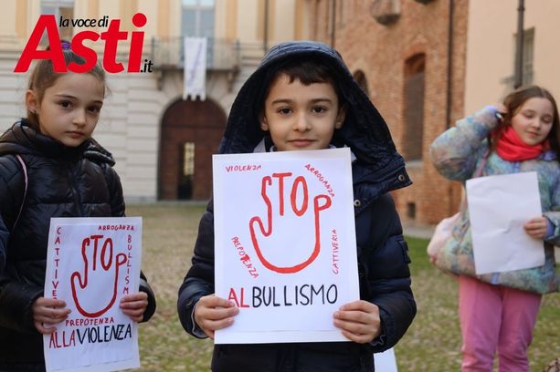 Bullismo e cyberbullismo: abbasso odio, violenza ed esclusione. Ad Asti torna la marcia per gridare 'No' alle prevaricazioni Bullismo e cyberbullismo: abbasso odio, violenza ed esclusione. Ad Asti torna la marcia per gridare 'No' alle prevaricazioni