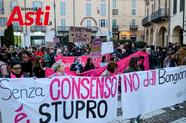 Diritti, lavoro e giustizia: il grido di Non Una Di Meno scuote le vie di Asti [GALLERIA FOTOGRAFICA E VIDEO]