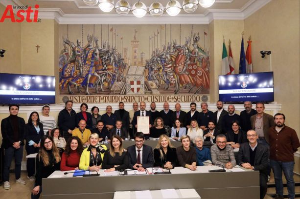 Il Consiglio Comunale di Asti omaggia Papa Francesco "Ha portato con sé la terra di Bricco Marmorito" Il Consiglio Comunale di Asti omaggia Papa Francesco "Ha portato con sé la terra di Bricco Marmorito"