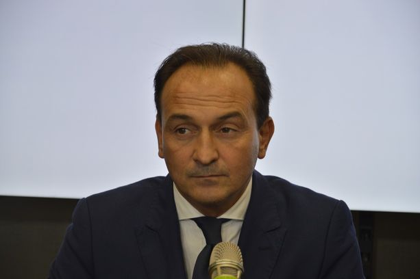 Riaperture in Piemonte, dal 18 maggio via libera per parrucchieri, estetisti e negozi al dettaglio. Dal 20 riapertura totale per i mercati, tra il 23 e il 25 anche per ristoranti e bar Riaperture in Piemonte, dal 18 maggio via libera per parrucchieri, estetisti e negozi al dettaglio. Dal 20 riapertura totale per i mercati, tra il 23 e il 25 anche per ristoranti e bar