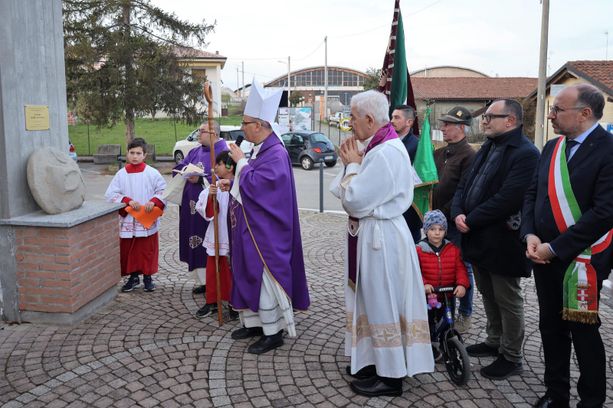 Inaugurata una targa dedicata a Papa Francesco e benedetta dal vescovo Marco Prastaro (FOTO)