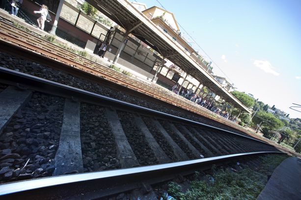 Tragedia alla stazione di Sturla, studente muore travolto da un treno