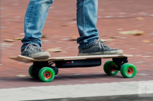 Dodicenne va a sbattere con lo skate e si ferisce seriamente Dodicenne va a sbattere con lo skate e si ferisce seriamente