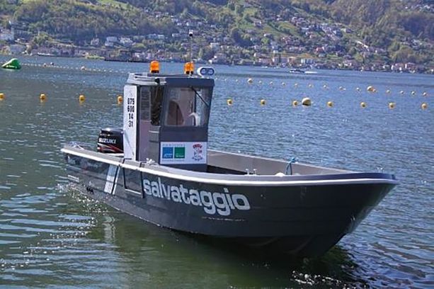 Si tuffa nel lago Maggiore e non riemerge