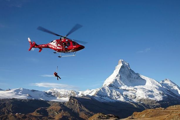 Cade per 50 metri in Canton Vallese, grave un alpinista di 31 anni