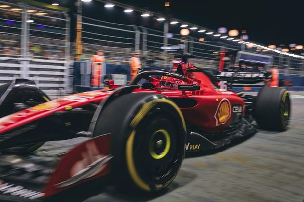F1. A Singapore sorride la Ferrari, ma non Leclerc: il monegasco è terzo, pole per Sainz. Male le Red Bull