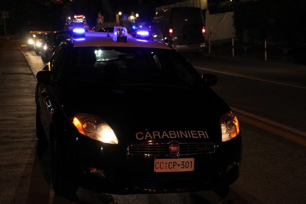 Giovane accerchiato, derubato e picchiato da un branco ad Alassio: stava per andare in discoteca