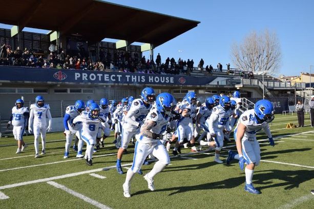 Football Americano. Pirates, l'entusiasmo non basta contro i Guelfi nell'esordio in IFL Football Americano. Pirates, l'entusiasmo non basta contro i Guelfi nell'esordio in IFL