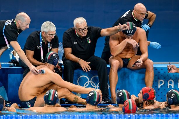 Parigi 2024, il 7bello cade contro la Grecia: non bastano 3 gol di Bruni e il rigore parato da Nicosia Parigi 2024, il 7bello cade contro la Grecia: non bastano 3 gol di Bruni e il rigore parato da Nicosia