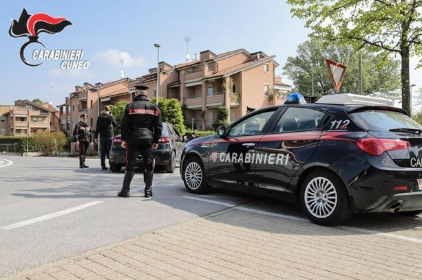 Bra, lite a colpi di coltello nella notte in piazza Roma. Arrestato un 40enne