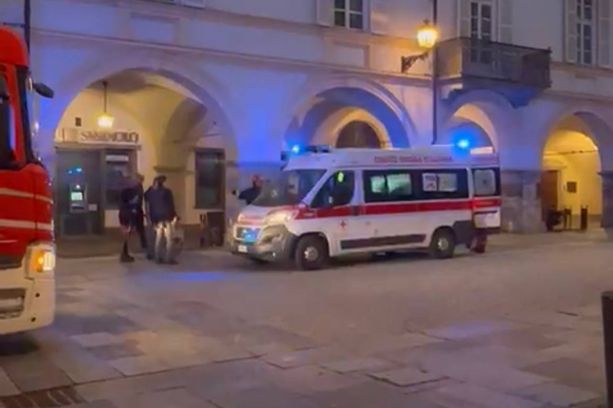 Principio di incendio in via Roma a Cuneo: soccorsa guardia giurata all'interno dei locali dell'Intesa SanPaolo