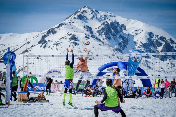 La neve al posto della sabbia: a Bardonecchia il volley per chi non teme il freddo. E Torino ci pensa per farlo in piazza nel 2025 [FOTO]