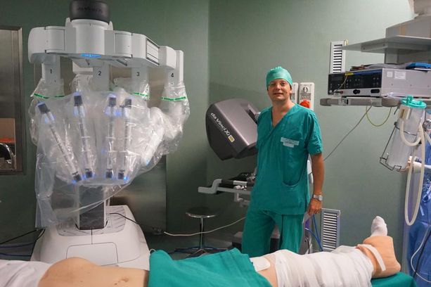 Intervento record alle Molinette, per la prima volta al mondo una donna operata da sveglia: un robot le ha rimosso un tumore al rene