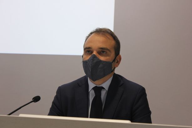 A Torino dal 2 dicembre obbligo di mascherina all'aperto nel centro, mercati e nella movida A Torino dal 2 dicembre obbligo di mascherina all'aperto nel centro, mercati e nella movida