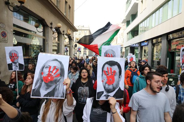 Mani insanguinate su Meloni e Netanyahu: gli studenti contro riforma Valditara, repressione e guerra a Gaza Mani insanguinate su Meloni e Netanyahu: gli studenti contro riforma Valditara, repressione e guerra a Gaza