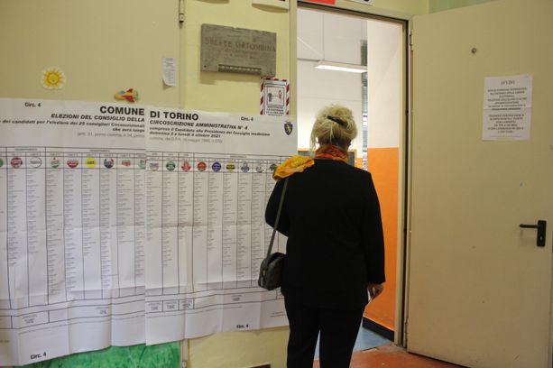 Elezioni, affluenza ancora bassa a Torino: alle 19 è del 29,29% Elezioni, affluenza ancora bassa a Torino: alle 19 è del 29,29%