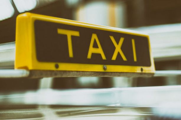 Il miracolo della vita arriva in taxi: una bimba nasce durante la corsa all'ospedale