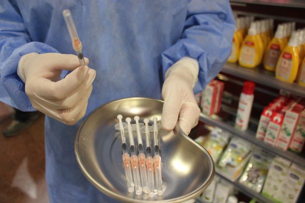 La campagna vaccinale “non decolla” nelle farmacie comunali: appena 100 le dosi somministrate La campagna vaccinale “non decolla” nelle farmacie comunali: appena 100 le dosi somministrate