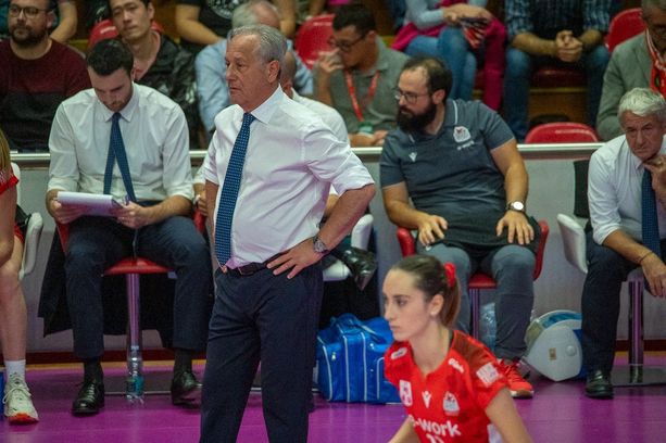 Bye bye Busto, Velasco dà le dimissioni. La Uyba: «Vogliamo scuse, chiarimenti e ricerca di adeguate soluzioni dalla Federazione»