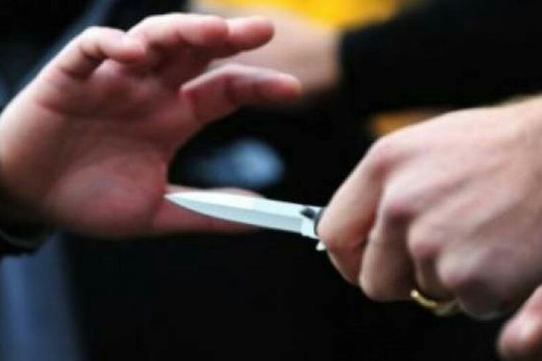 Giovane preso a coltellate sotto i portici di Gallarate: bloccato l'aggressore