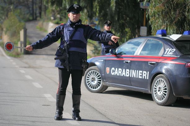 Esce in auto violando le norme anti Coronavirus, investe una donna e fugge: ventottenne arrestato Esce in auto violando le norme anti Coronavirus, investe una donna e fugge: ventottenne arrestato