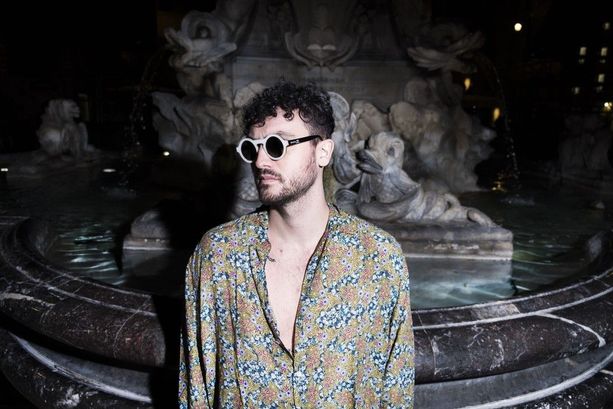 Carl Brave pubblica ‘Morto a galla’ e annuncia il ‘Notti brave amarcord tour’