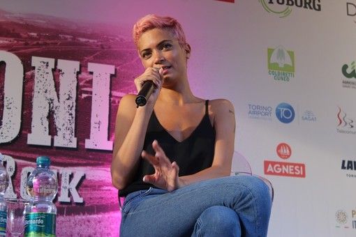 Prossimi ad uscire il singolo e il video di ‘Black nirvana’ di Elodie Prossimi ad uscire il singolo e il video di ‘Black nirvana’ di Elodie