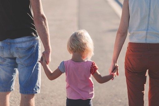 Aiuto economico dalla famiglia per quasi tre italiani su dieci per pagare bollette e spesa