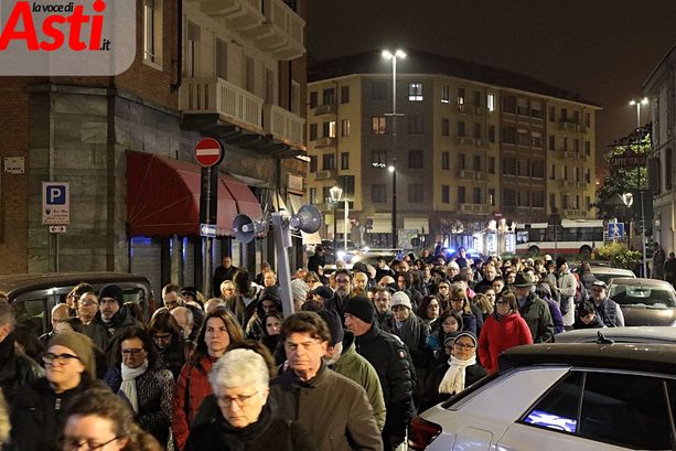 Via Crucis all'insegna della preghiera per la pace in Ucraina e Terra santa e nella vicinanza a tutte le chiese [FOTOGALLERY]