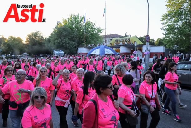Un mare rosa per la lotta ai tumori: Asti teatro dell'Asti in rosa Un mare rosa per la lotta ai tumori: Asti teatro dell'Asti in rosa