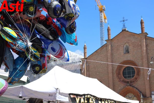 Sotto il sole la Fiera Carolingia 2024, regala spensieratezza, sorrisi, colori, piccole magie e.. l'immancabile porchetta [FOTO E VIDEO]